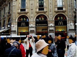イタリア・ミラノ PRADA本店正面のマクドナルド ブラックマック