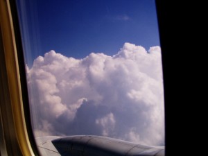 濃い雲を左に避けて飛ぶ。 雲を抜ける